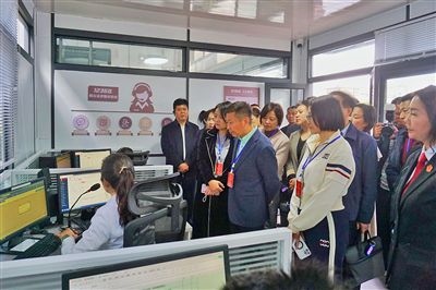  在昆明中院訴前調解工作室內，代表們觀摩法官線上調解。