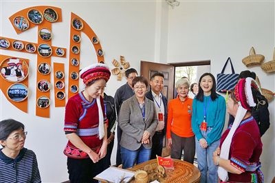 在大理法院喜洲法庭，代表們與“金花調解員”共同探討民族特色調解工作方法。