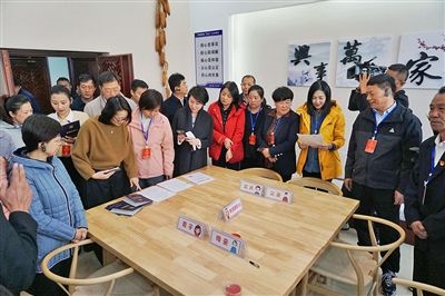  在劍川法院家事調解室內，該院制作的《離婚證明書》引起了代表們的關注。