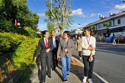  全國人大代表王爭（右一）、張海鷗（右二）向法官了解民族特色調解工作機制。