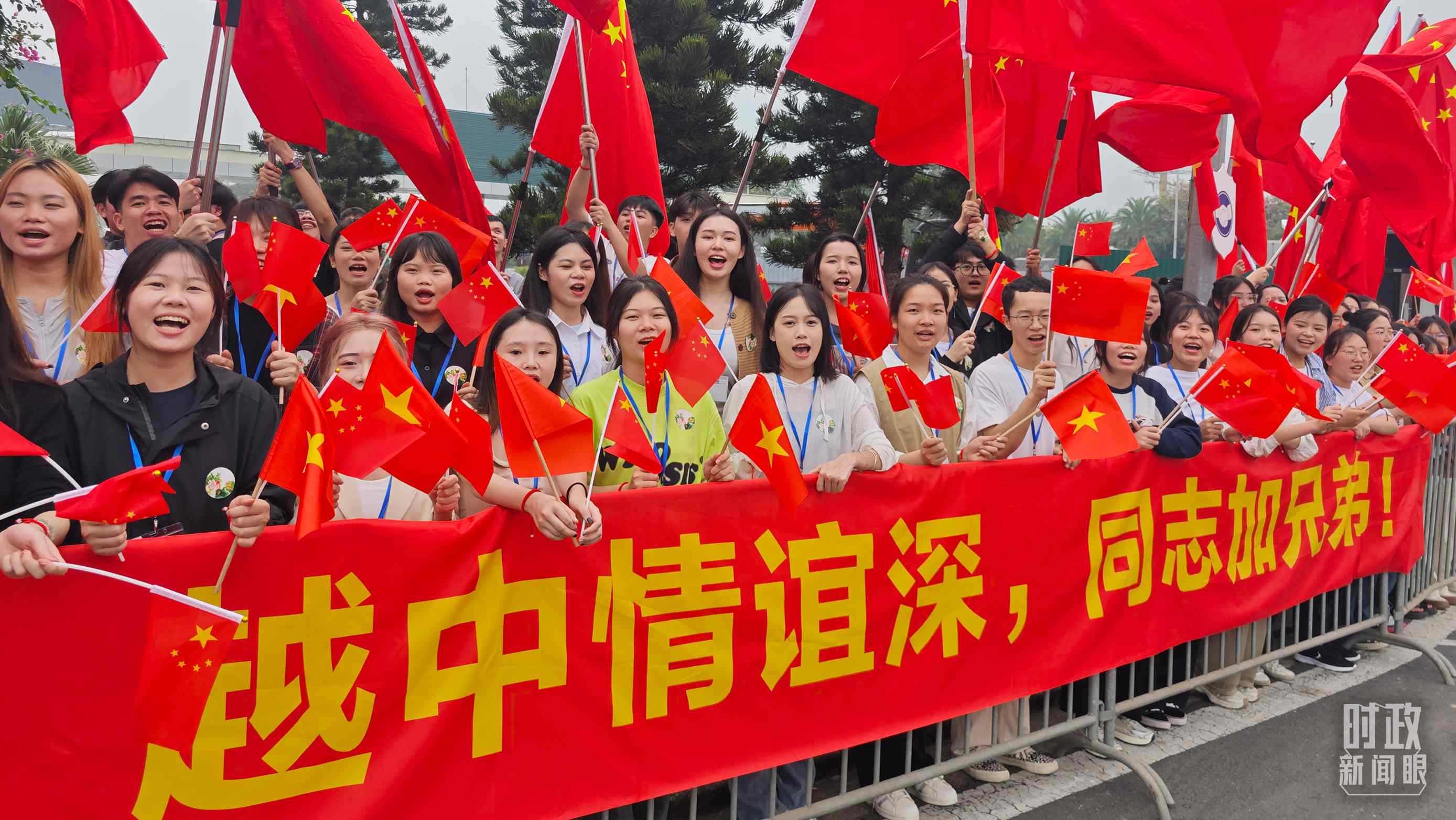 △習(xí)近平乘車從機(jī)場赴下榻飯店途中，許多人自發(fā)聚集在道路兩旁，揮舞兩國旗幟，表達(dá)熱烈歡迎。（總臺央視記者耿小龍拍攝）