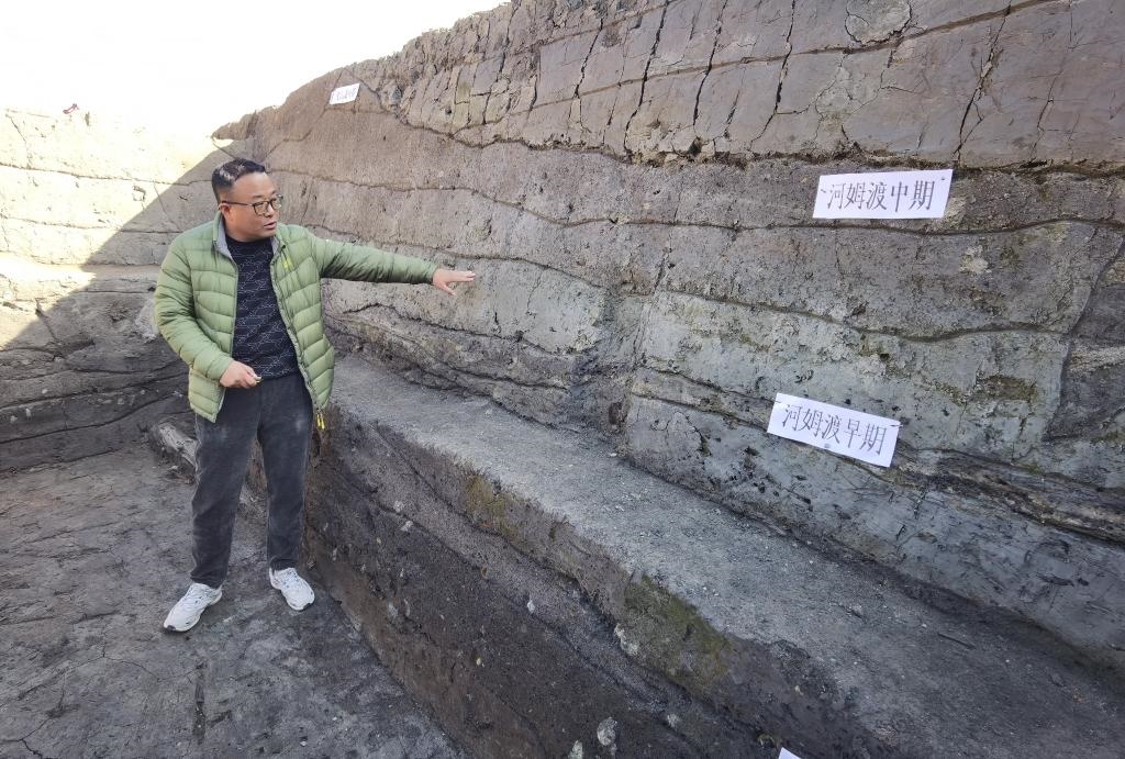 12月14日，汶溪遺址發(fā)掘項目現(xiàn)場負責人雷少介紹遺址整體情況。新華社記者顧小立 攝