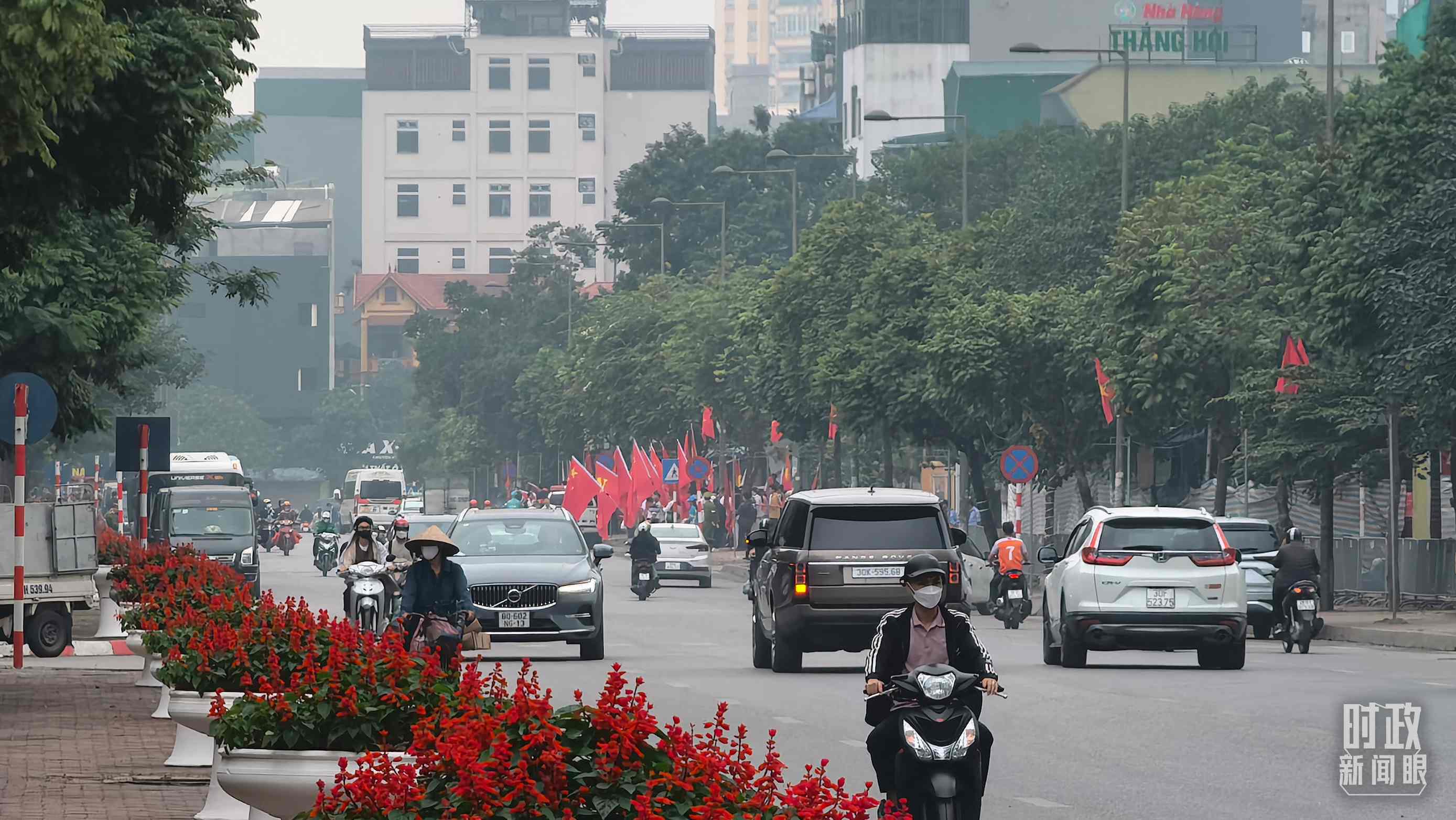 △河內(nèi)街道兩側(cè)的中越兩黨兩國旗幟。（總臺央視記者韓銳拍攝）