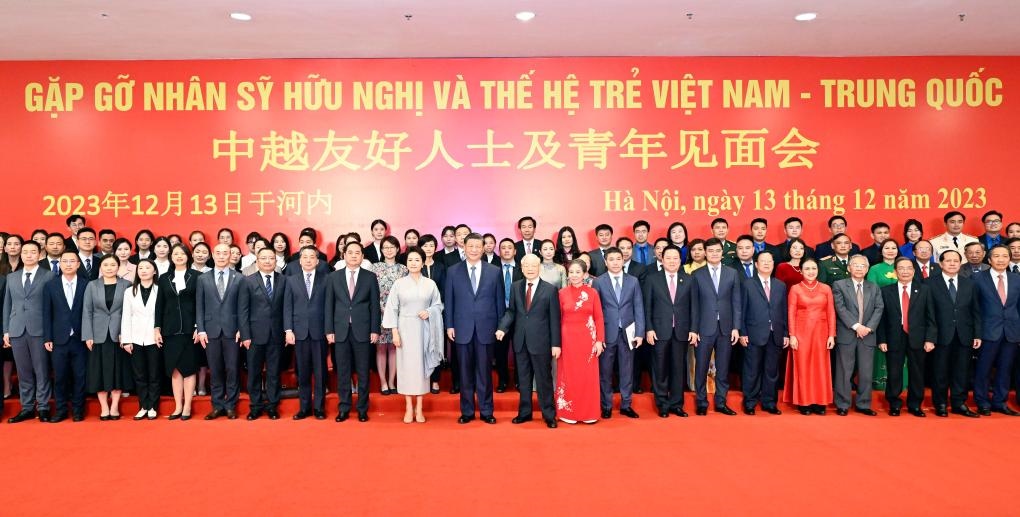 這是習(xí)近平夫婦和阮富仲夫婦同中越兩國青年和友好人士代表親切合影。