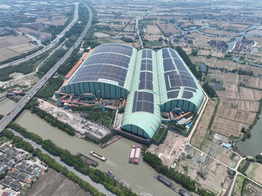 這是江蘇蘇州市常熟市龍騰特種鋼有限公司碼頭料場屋頂光伏（無人機照片，2023年6月9日攝）。新華社記者 季春鵬 攝