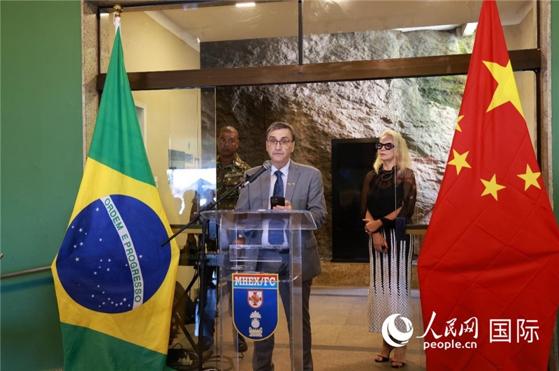 巴西攝影聯(lián)合會(huì)主席卡洛斯·甘達(dá)拉在攝影展開幕式上致辭。 人民網(wǎng)記者 陳海琪攝
