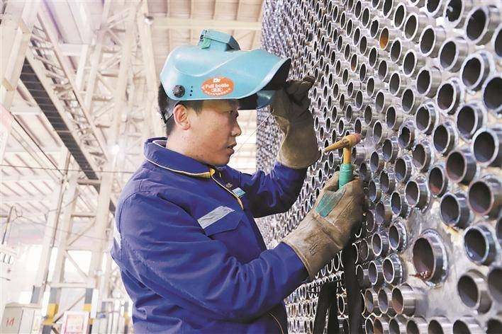 邵旭鵬在車間進行電焊作業(yè)。受訪者供圖