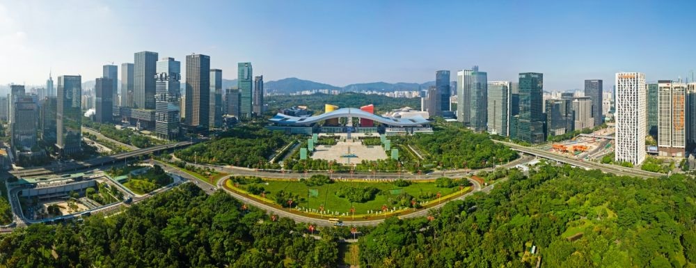 這是在廣東省深圳市拍攝的深圳市民中心和蓮花山公園一線（2020年10月2日攝，無人機(jī)照片）。新華社記者 梁旭 攝