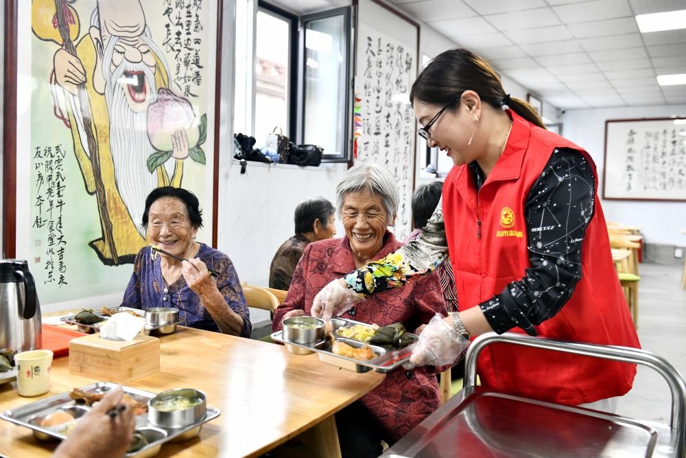 在山東省乳山市城區(qū)街道騰甲莊村幸福食堂，志愿者為老人們配送午餐（2023年6月24日攝）。新華社記者 郭緒雷 攝