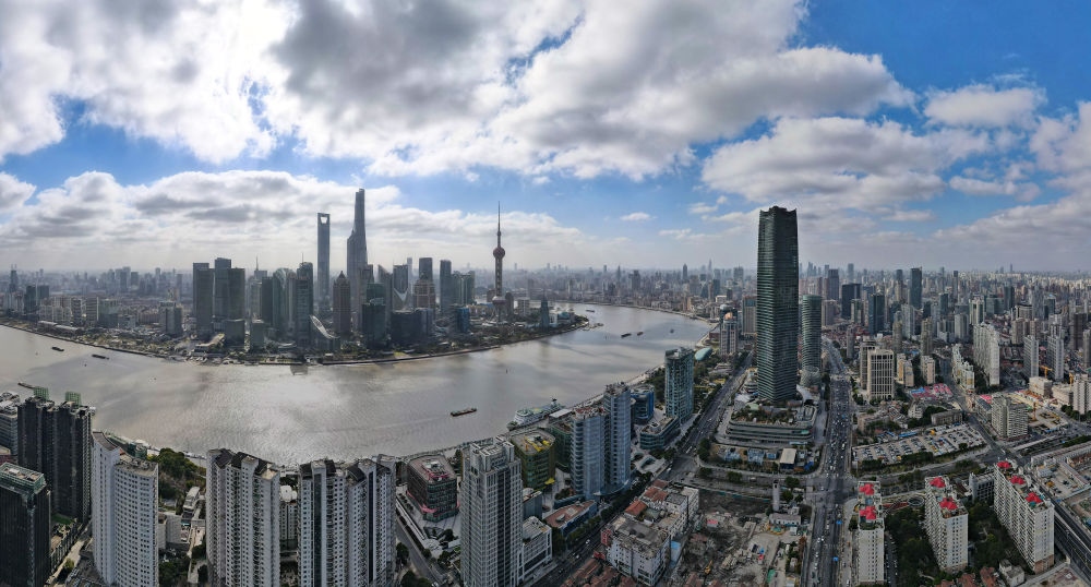 從上海虹口區(qū)北外灘空中俯瞰中國（上海）自由貿(mào)易試驗區(qū)陸家嘴片區(qū)（2023年1月10日攝，無人機(jī)全景照片）。新華社記者 方喆 攝