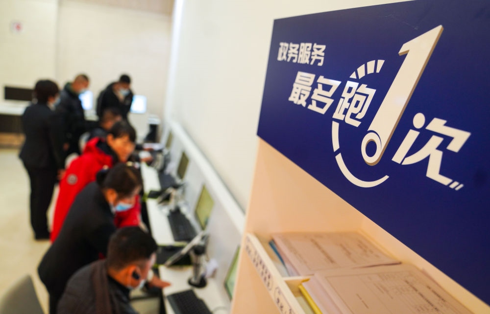 在吉林省長春市二道區(qū)政務(wù)服務(wù)中心輔助填報區(qū)，市民在工作人員的輔助下進(jìn)行事項填報（2020年11月23日攝）。新華社記者 許暢 攝
