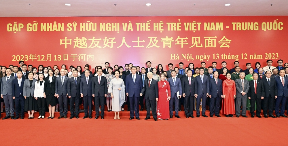習(xí)近平夫婦和阮富仲夫婦同中越兩國青年和友好人士代表親切合影。