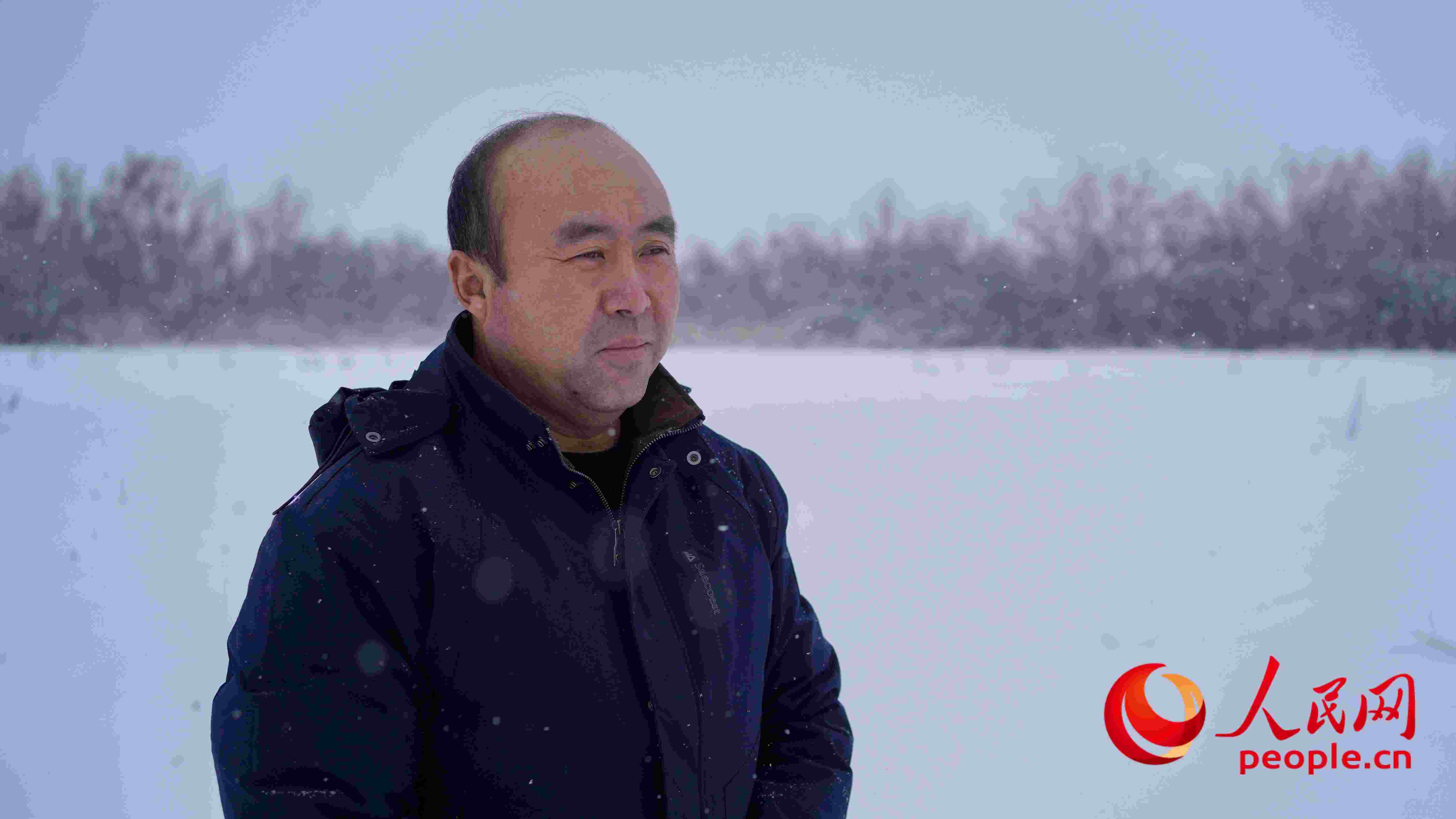 馬曉華回憶當(dāng)年和父親一起種樹的情形，滿是懷念。人民網(wǎng) 周靜圓攝