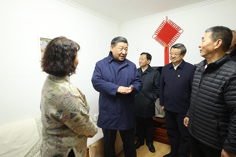 △2023年11月10日下午，習(xí)近平總書記在河北涿州市雙塔街道永濟(jì)秀園小區(qū)居民董彩英家看望慰問。