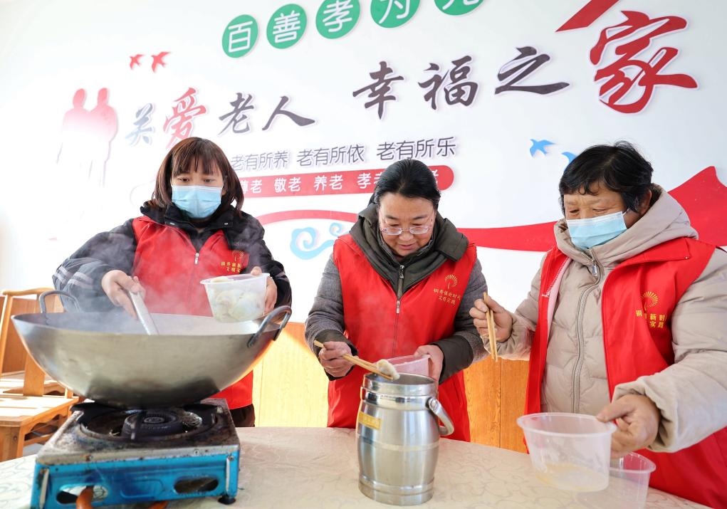 12月17日，在山東省臨沂市沂南縣銅井鎮(zhèn)杜山社區(qū)孝善食堂，志愿者們?cè)跒樯鐓^(qū)內(nèi)獨(dú)居和行動(dòng)不便的老人煮水餃。 新華社發(fā)（王彥冰 攝）