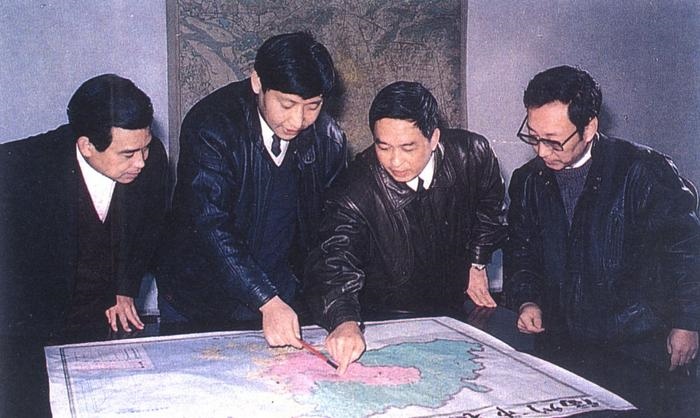1991年12月，習(xí)近平與同事討論福州市戰(zhàn)略規(guī)劃設(shè)想。