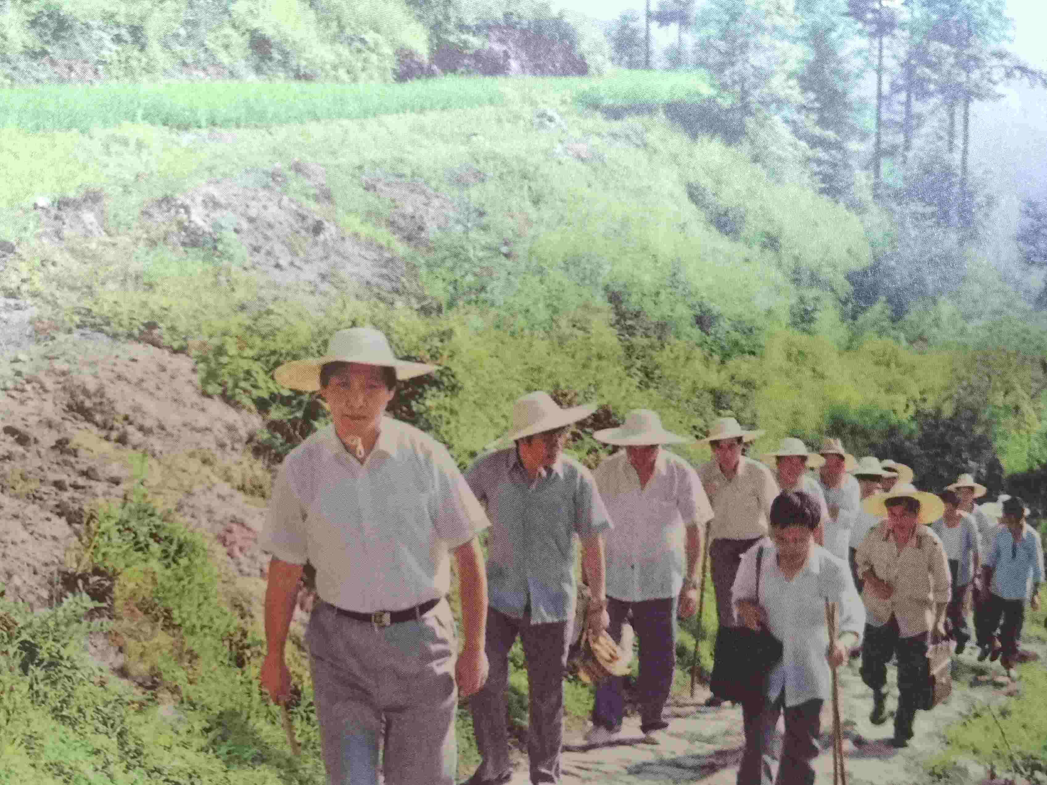 1989年7月，習近平冒著酷暑，帶頭步行到下黨鄉(xiāng)調研。