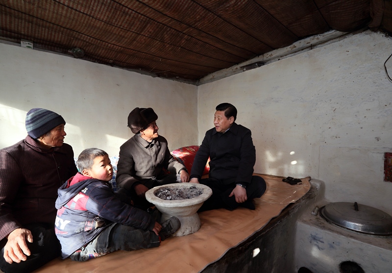 2012年12月30日，習(xí)近平在河北省阜平縣龍泉關(guān)鎮(zhèn)駱駝灣村看望唐榮斌老人一家。