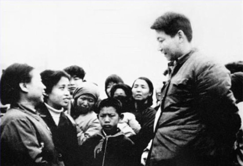 1983年，時任中共正定縣委書記的習(xí)近平同趙村群眾交談。