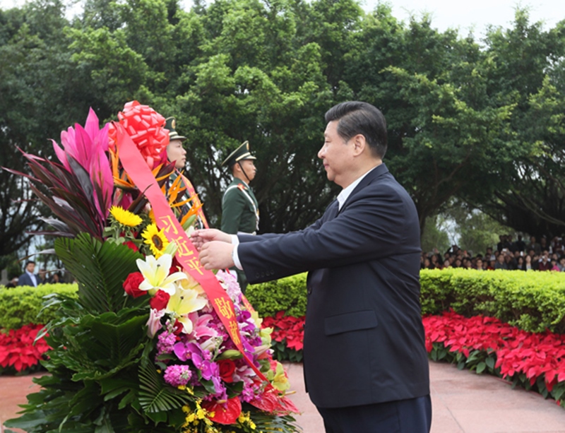 2012年12月8日，習(xí)近平在深圳蓮花山公園向鄧小平銅像敬獻(xiàn)花籃。