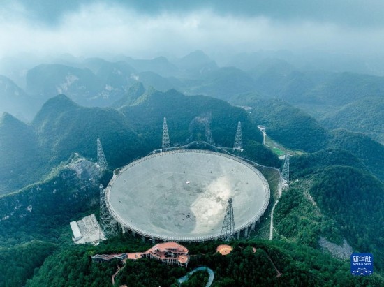 這是2023年7月26日拍攝的“中國天眼”全景（無人機(jī)照片，維護(hù)保養(yǎng)期間拍攝）。 新華社記者 歐東衢 攝