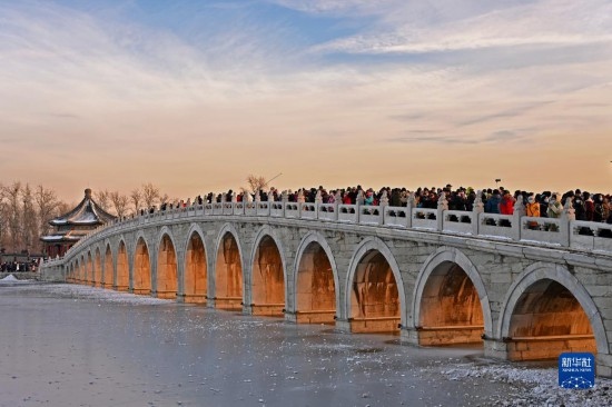 這是12月22日拍攝的頤和園十七孔橋“金光穿洞”景象。