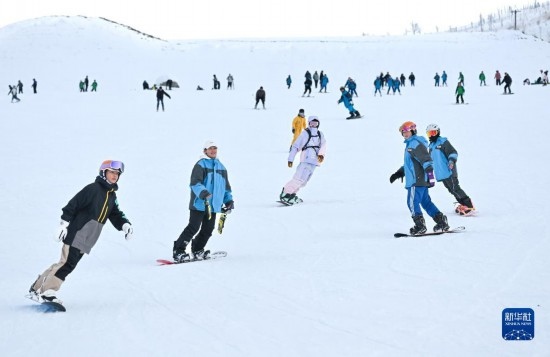 12月21日，游客在那拉提國(guó)際滑雪場(chǎng)滑雪。