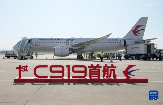 這是2023年5月28日在上海虹橋國際機(jī)場(chǎng)停機(jī)坪拍攝的C919飛機(jī)。當(dāng)日，由C919大型客機(jī)執(zhí)飛的東方航空MU9191航班平穩(wěn)降落在北京首都國際機(jī)場(chǎng)，標(biāo)志著該機(jī)型圓滿完成首個(gè)商業(yè)航班飛行，正式進(jìn)入民航市場(chǎng)，開啟市場(chǎng)化運(yùn)營、產(chǎn)業(yè)化發(fā)展新征程。 新華社記者 丁汀 攝