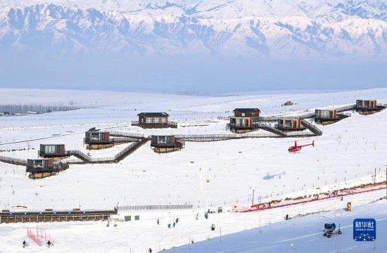 那拉提國(guó)際滑雪場(chǎng)旁新近落成的雪景星空民宿（12月21日攝）。