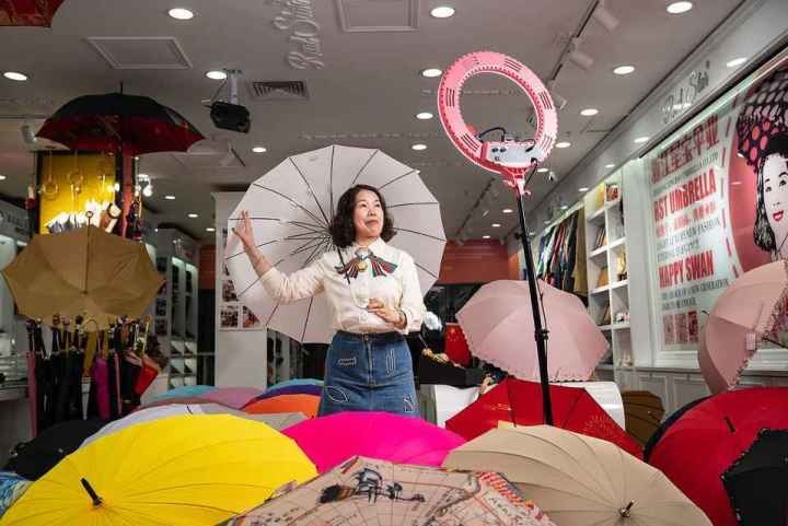 在義烏打拼了27年的商戶張吉英，正通過直播銷售雨傘。義烏市委宣傳部供圖