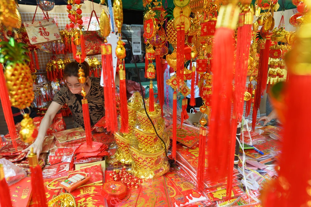 一名商販在泰國曼谷唐人街的攤位上擺放春節(jié)飾品。新華社發(fā)（拉亨攝）