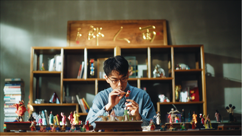 郎佳子彧通過短視頻直播，讓更多人關(guān)注并喜歡捏面人。受訪者供圖