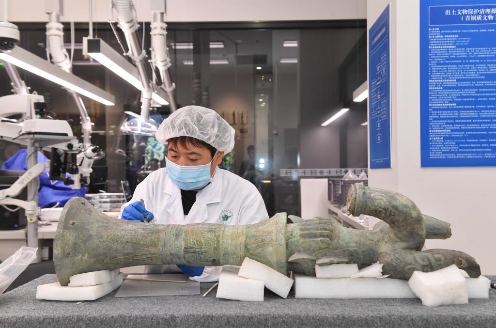 在三星堆博物館文物保護(hù)與修復(fù)館內(nèi)，工作人員在對文物進(jìn)行清理。新華社記者劉坤 攝