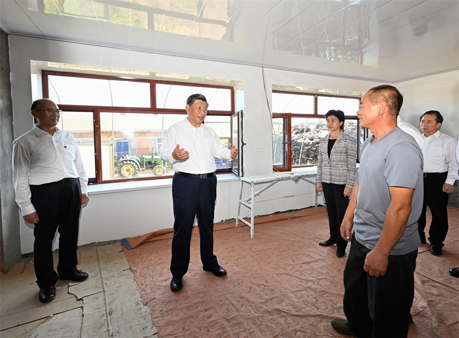 2023年9月7日，在遭受洪澇災(zāi)害的黑龍江尚志市老街基鄉(xiāng)龍王廟村，習(xí)近平總書記走進(jìn)村民楊春貴家中，察看受損房屋修繕情況。