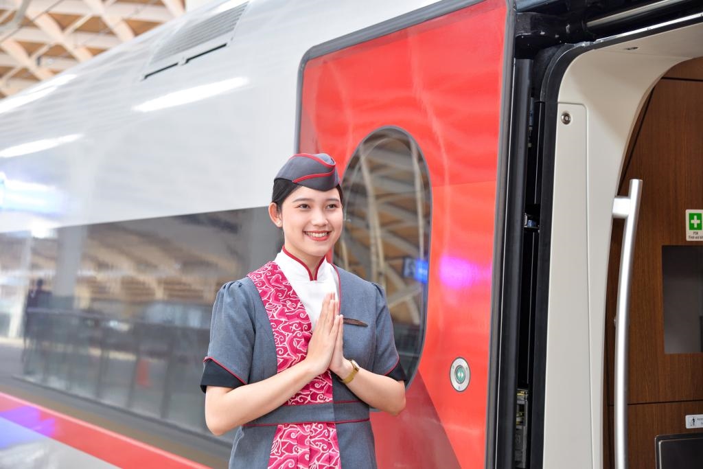 12月12日，乘務人員在印度尼西亞雅加達的哈利姆車站站臺歡迎乘坐雅萬高鐵的乘客。新華社記者徐欽攝