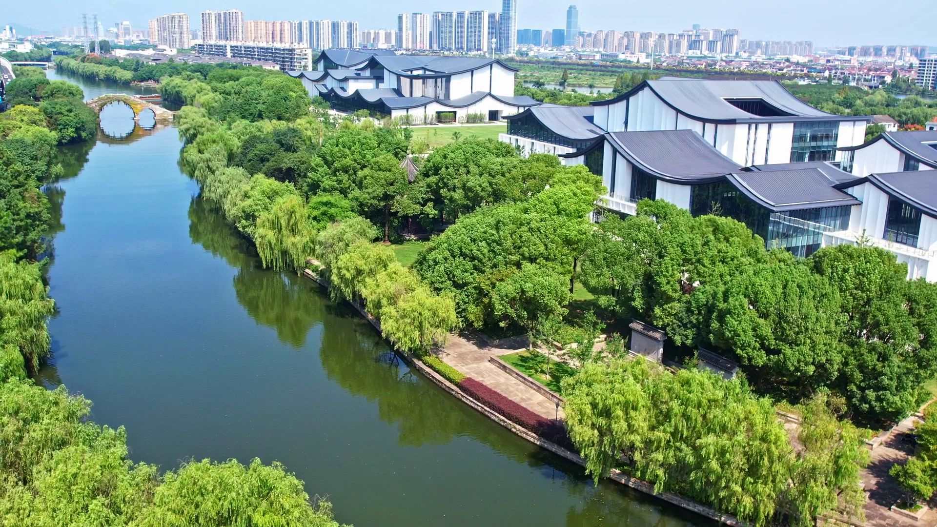 △浙東運河。今年9月20日，習近平總書記來到浙東運河文化園考察，強調(diào)“大運河文化是中國優(yōu)秀傳統(tǒng)文化的重要組成部分，要在保護、傳承、利用上下功夫，讓古老大運河煥發(fā)時代新風貌”。