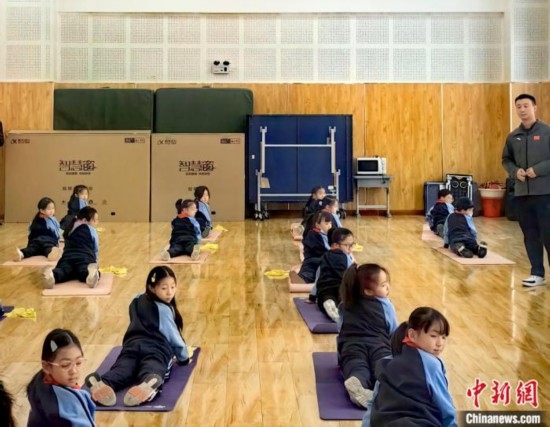 逸陽文思學(xué)校學(xué)生正在進(jìn)行運動恢復(fù)矯正訓(xùn)練。<a target='_blank' href='/' ><p align=