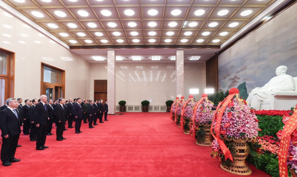 12月26日，中共中央在北京人民大會堂舉行紀念毛澤東同志誕辰130周年座談會。座談會前，習(xí)近平、李強、趙樂際、王滬寧、蔡奇、丁薛祥、李希、韓正等領(lǐng)導(dǎo)同志來到毛主席紀念堂瞻仰毛澤東同志遺容。