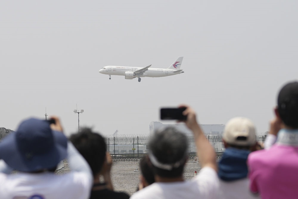 2023年5月28日，C919首個商業(yè)航班東航MU9191飛抵北京首都國際機(jī)場。新華社記者 鞠煥宗 攝