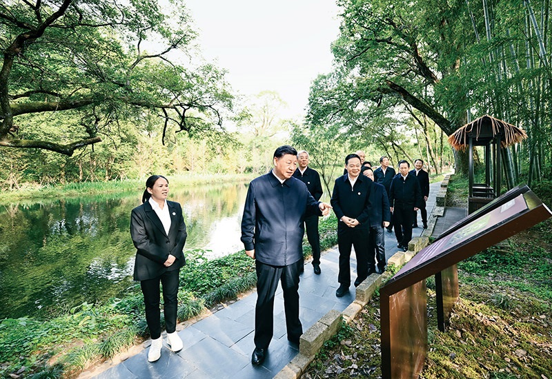 2023年10月10日至13日，中共中央總書記、國家主席、中央軍委主席習(xí)近平在江西考察。這是11日下午，習(xí)近平在上饒市婺源縣秋口鎮(zhèn)王村石門自然村考察時，了解饒河源國家濕地公園和極度瀕危鳥類藍冠噪鹛保護等情況。 新華社記者 謝環(huán)馳/攝