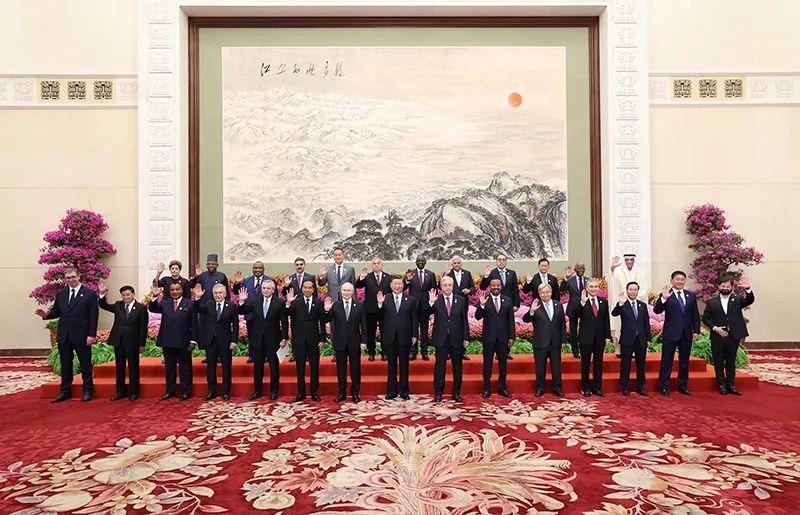 10月18日，習(xí)近平主席在北京人民大會(huì)堂出席第三屆“一帶一路”國(guó)際合作高峰論壇開(kāi)幕式并發(fā)表主旨演講。這是習(xí)近平同國(guó)際貴賓集體合影。