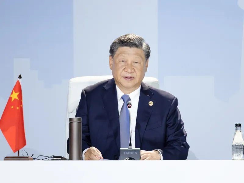 當(dāng)?shù)貢r(shí)間8月24日，習(xí)近平主席在南非約翰內(nèi)斯堡出席金磚國(guó)家領(lǐng)導(dǎo)人第十五次會(huì)晤特別記者會(huì)。