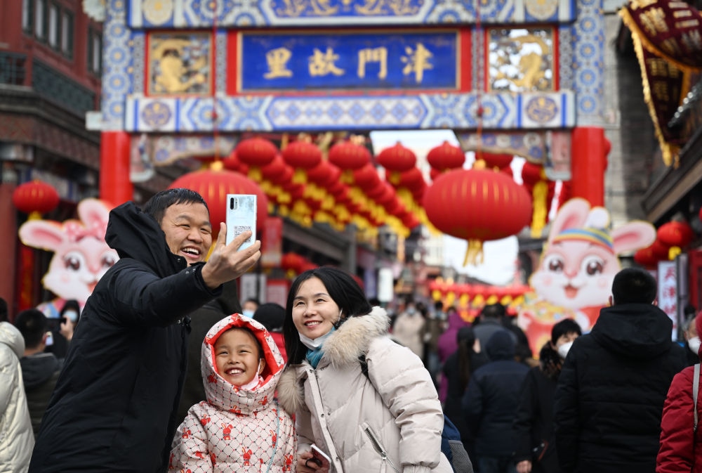 2023年1月26日，農(nóng)歷大年初五，游客在天津古文化街留影。新華社記者 趙子碩 攝