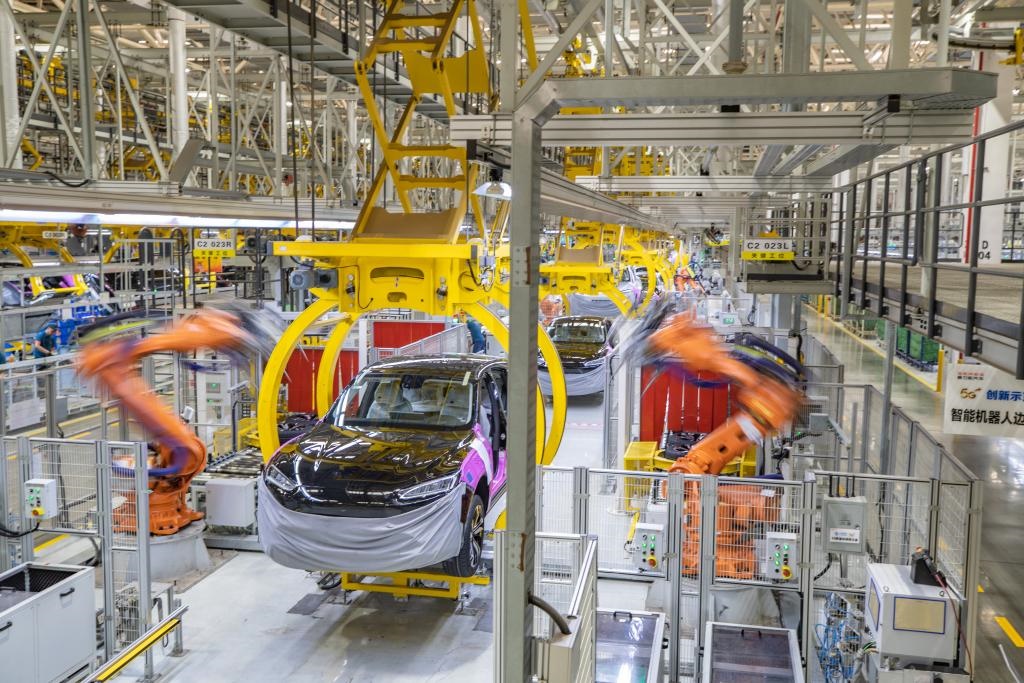 這是2023年8月29日拍攝的賽力斯汽車有限公司兩江智慧工廠作業(yè)現(xiàn)場(chǎng)。新華社記者 黃偉 攝