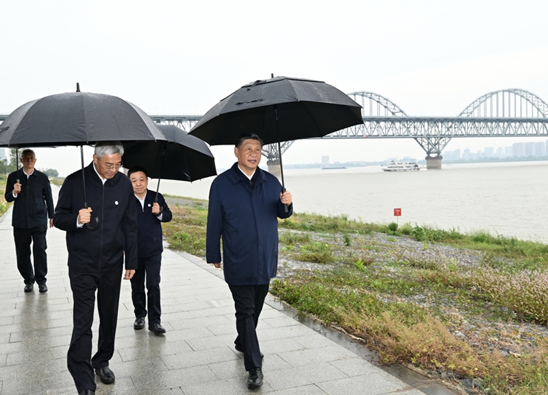 2023年10月10日，習(xí)近平在長江國家文化公園九江城區(qū)段考察時，冒雨沿江堤步行察看沿岸風(fēng)貌。