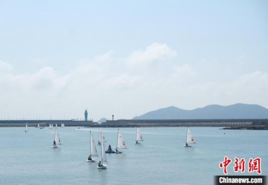 浙江象山，杭州亞運(yùn)會帆船項(xiàng)目運(yùn)動員揚(yáng)帆起航。林波 攝