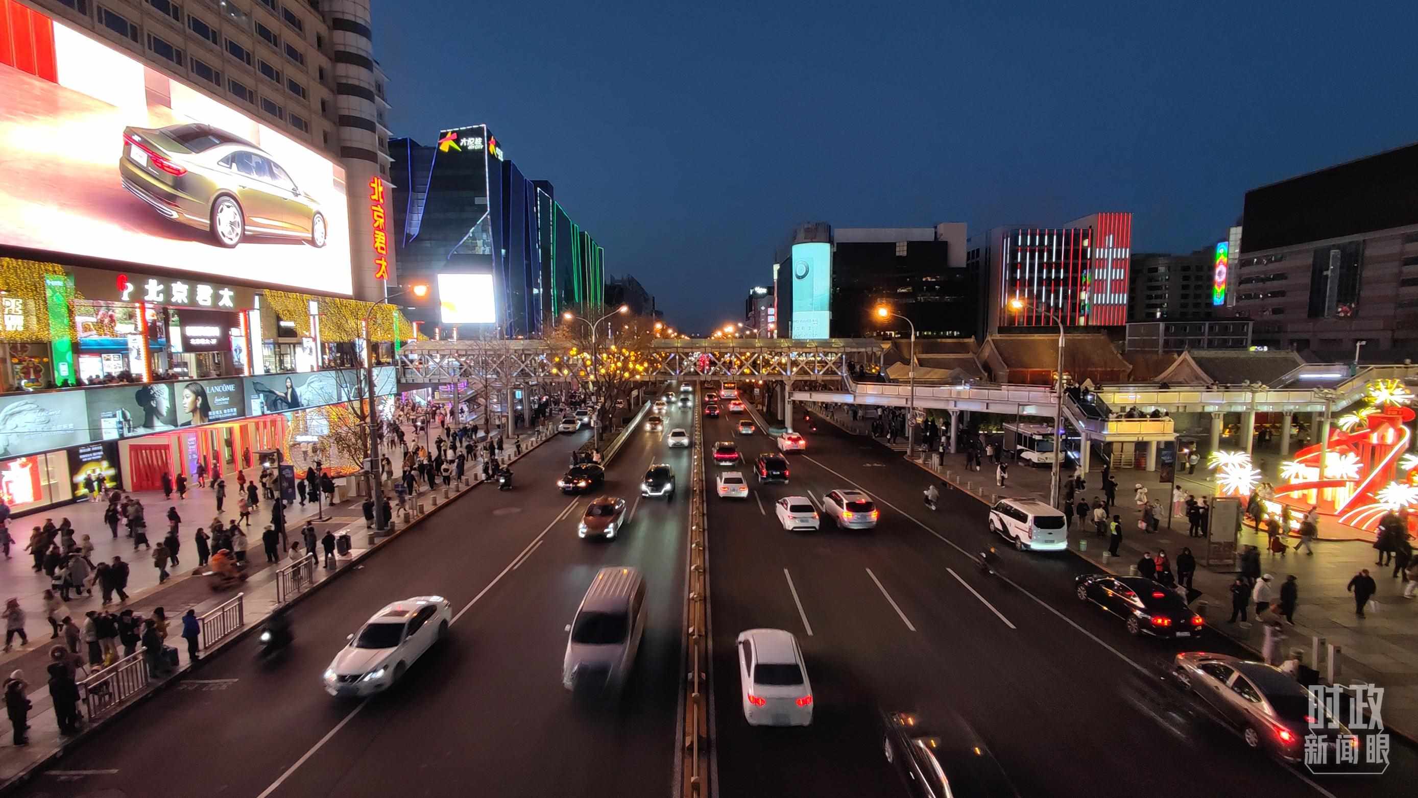 △2023年12月31日，北京西單商業(yè)街區(qū)。（總臺央視記者薛冠南拍攝）