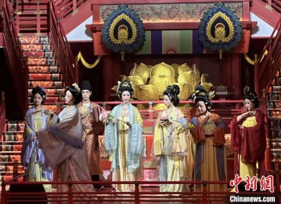 2023年12月31日晚間，在長(zhǎng)安十二時(shí)辰主題街區(qū)進(jìn)行的漢服表演。 中新社記者 張一辰 攝