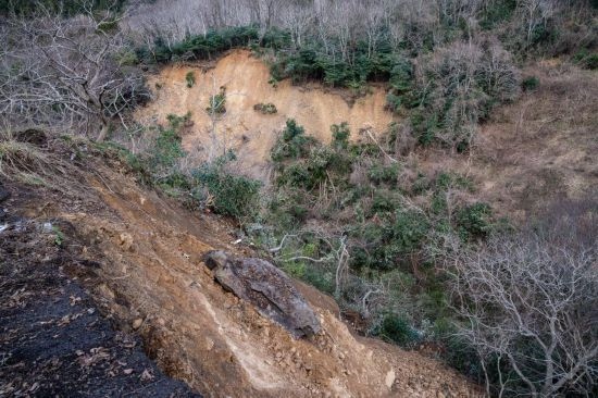  1月2日，在日本石川縣羽咋郡，地震引起山體滑坡。新華社記者張笑宇攝