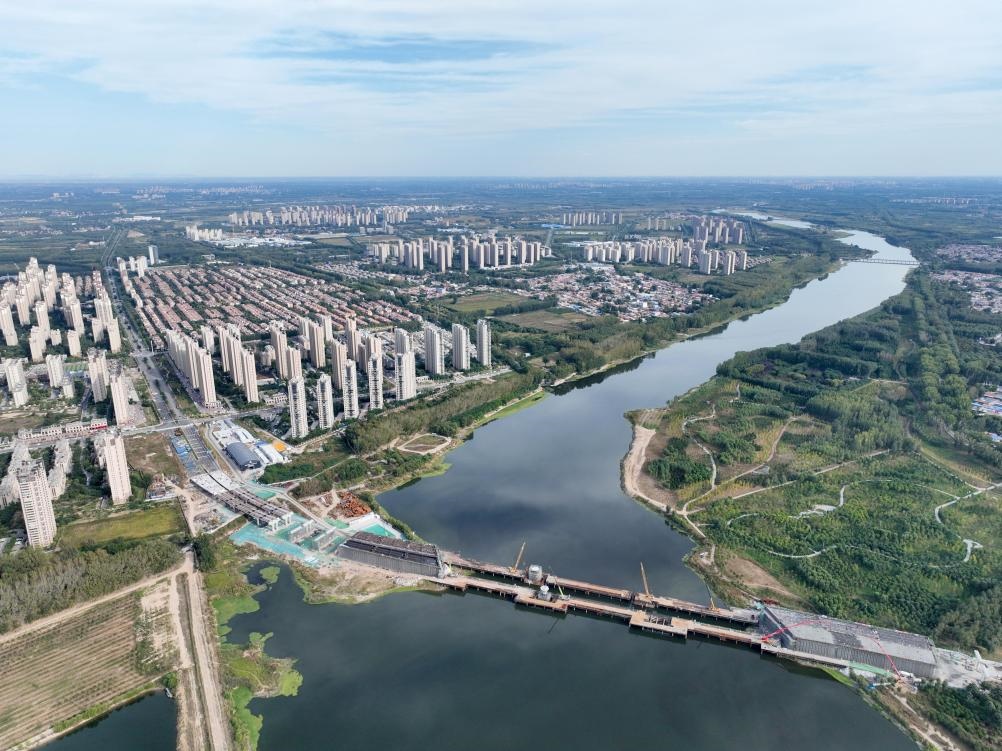 2023年10月拍攝的跨潮白河大橋施工現(xiàn)場。 新華社記者 邢廣利 攝